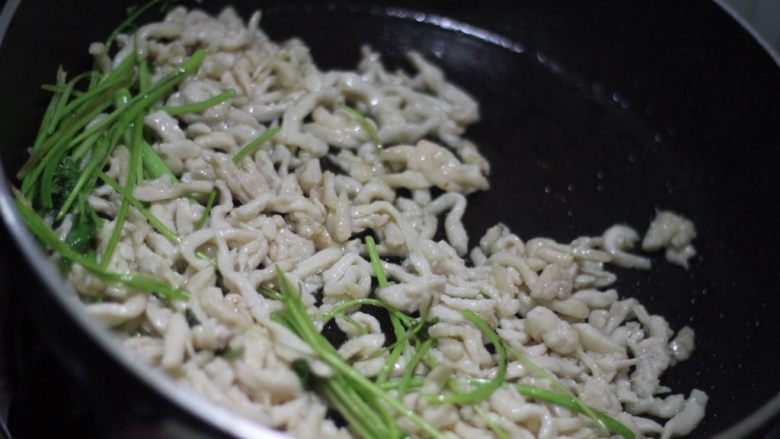 芫爆鸡丝 俗称“百人斩”,闻到香菜的香味马上下鸡丝,翻炒两秒。只是两秒。