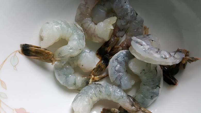 黄金凤尾虾,3.黑虎虾仁去虾线洗净,去除多余水分备用。