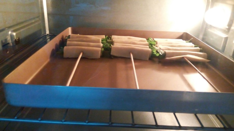 豆皮香菜烤串,烤箱200度预热,中层,上下火200度烤12分钟