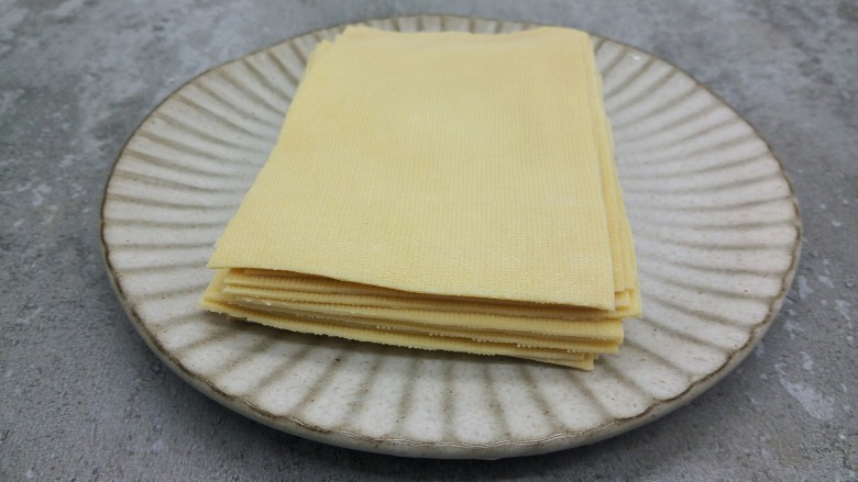 豆皮香菜烤串,豆皮对折,分成小块