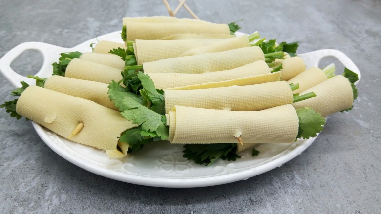 豆皮香菜烤串,再用牙签串起来,