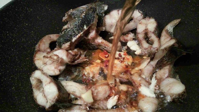 黑酱油#酱香鱼块#,<a style='color:red;display:inline-block;' href='/shicai/ 718'>料酒</a>少许,可以多放一点,去腥