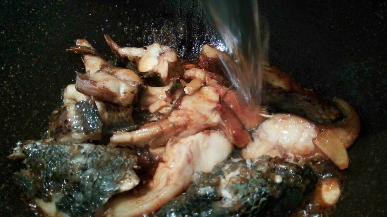 黑酱油#酱香鱼块#,热水少许,没过鱼块,开大火