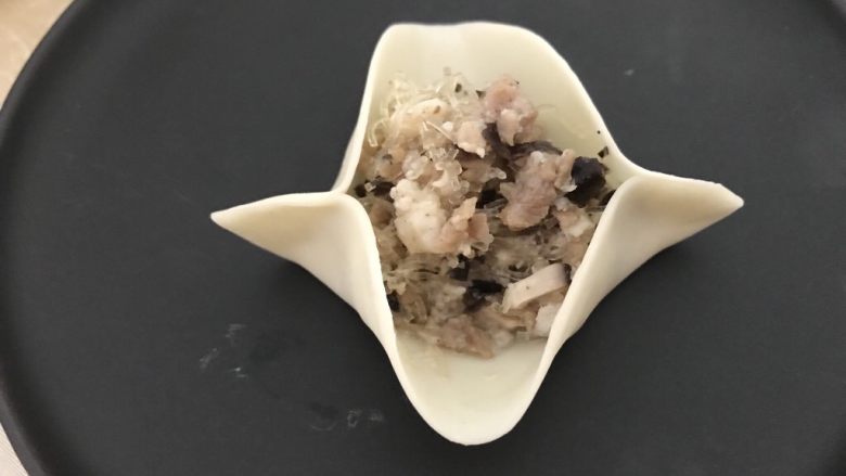 中式点心~四方饺子(不一样的饺子),然后在饺子皮十字架线两端先捏合起来