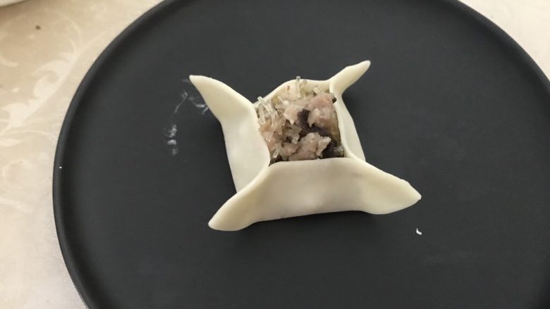 中式点心～四方饺子（不一样的饺子）,再把另一条线上的对角捏合起来就好了
是不是很简单很省事呀😄
这样捏好就可以放到蒸锅里了，蒸10分钟左右就可以了