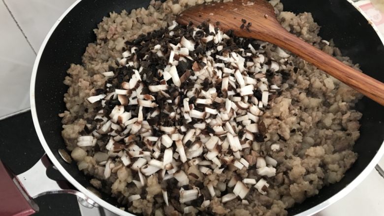 中式点心~四方饺子(不一样的饺子),加入蘑菇木耳,炒至断生