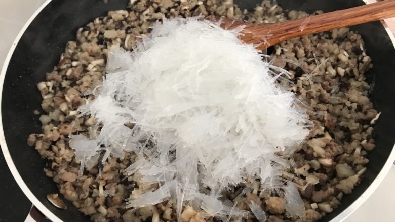中式点心~四方饺子(不一样的饺子),加入粉丝炒均匀就可以