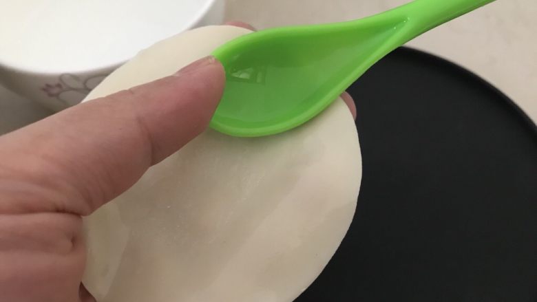 中式点心~四方饺子(不一样的饺子),买个饺子皮因为都比较干,为了好包一些所以在饺子皮的周边用勺子轻轻抹上一点水