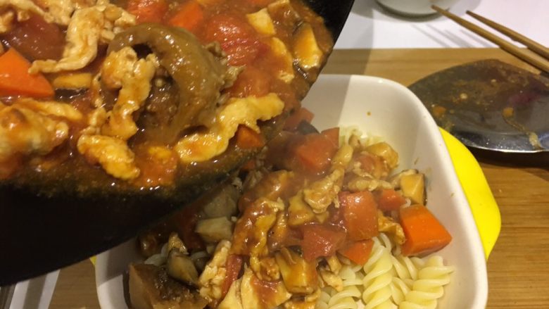 中式鸡肉番茄意面,好了,关火收汁。浇在意面上