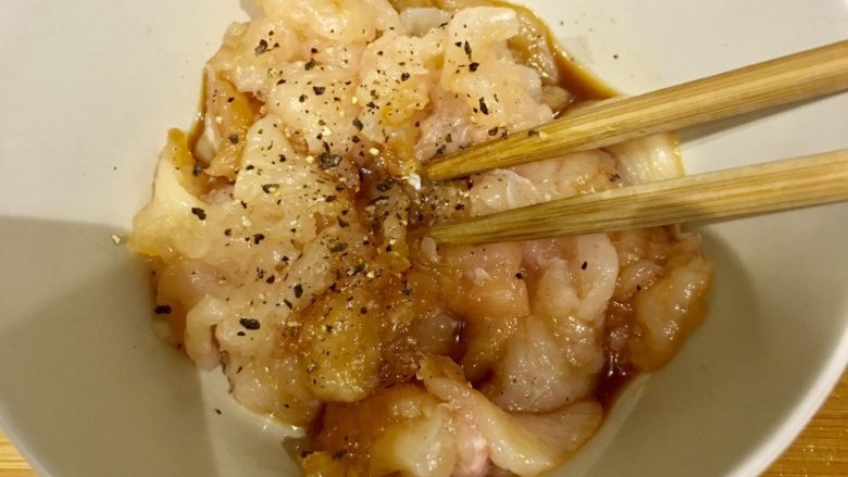 中式鸡肉番茄意面,趁煮意面的同时,把<a style='color:red;display:inline-block;' href='/shicai/ 94'>鸡肉</a>胡椒腌一下 入味