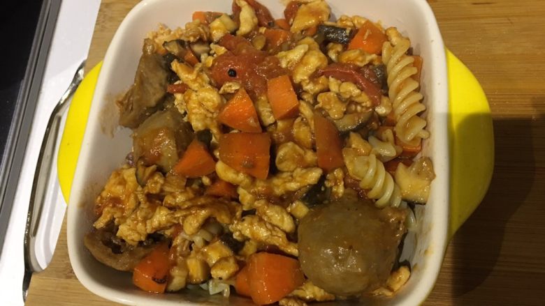 中式鸡肉番茄意面,可以撒葱花或者其他的香料,我到了点芝麻