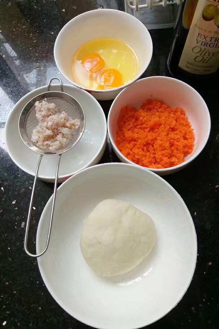 蛋香虾仁馄炖,<a style='color:red;display:inline-block;' href='/shicai/ 287'>虾仁</a>切成末，用少油炒至八分熟，<a style='color:red;display:inline-block;' href='/shicai/ 9'>鸡蛋</a>炒出蛋香，加入<a style='color:red;display:inline-block;' href='/shicai/ 25'>胡萝卜</a>末，少许白糖，盐，米醋，调制均匀备用～