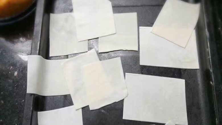 蛋香虾仁馄炖,和面的时候我加入一个蛋清，醒了二十分钟，最后擀皮，尽量擀至最薄～