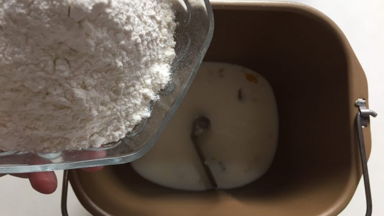 双色水立方吐司面包,之后依次加入白砂糖和面粉