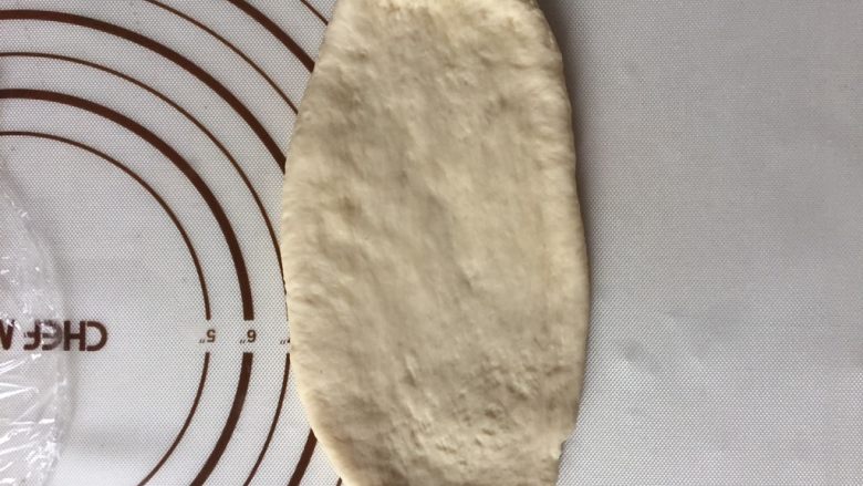 双色水立方吐司面包,取出一个面团擀开成长舌状椭圆形