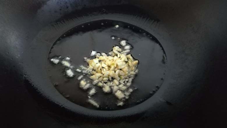 闻香识面之鸡丝拌面,热锅凉油,先下蒜末炒香。
