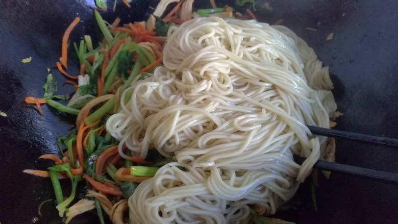 闻香识面之鸡丝拌面,捞起面条,过一下热水(洗去滑腻),倒入菜锅中拌匀,即可。
