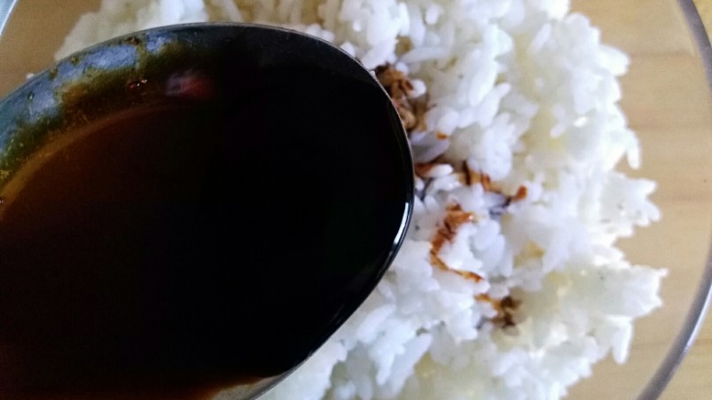 黑酱油+香辣鲜菌酱油饭,剩米饭中加3勺酱油(老抽)