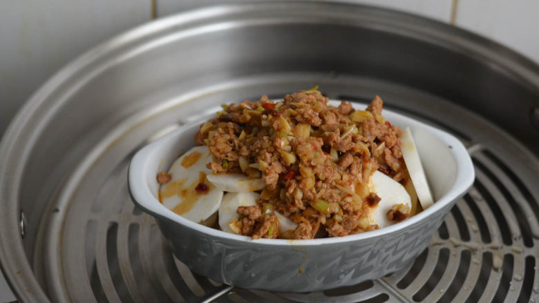 肉末蒸芋头,简单快手下饭,上笼蒸上,水开后计时,需要十五分钟以上,以芋头蒸透为度。