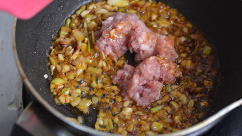 肉末蒸芋头,简单快手下饭,加入肉馅。