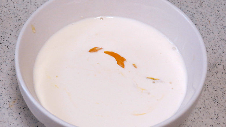 快手美味早餐【焗烤蔓越莓吐司布丁】,把<a style='color:red;display:inline-block;' href='/shicai/ 9'>鸡蛋</a>、细砂糖，<a style='color:red;display:inline-block;' href='/shicai/ 8197'>淡奶油</a>，<a style='color:red;display:inline-block;' href='/shicai/ 780'>香草精</a>在一个大碗中混合。如果没有<a style='color:red;display:inline-block;' href='/shicai/ 8197'>淡奶油</a>可用等量的牛奶代替