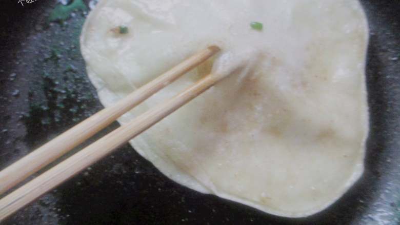 饺子皮也能烙出鸡蛋灌饼,这时饼皮会稍稍鼓起~用筷子在鼓起的地方戳个小洞