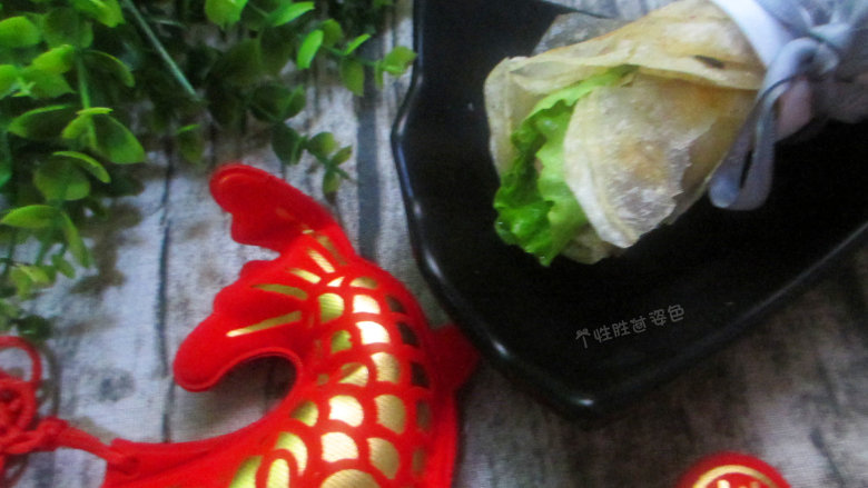 饺子皮也能烙出鸡蛋灌饼,做好的鸡蛋灌饼,一定要趁热吃,因为这个时候的口感最好,外皮酥脆,内瓤松软