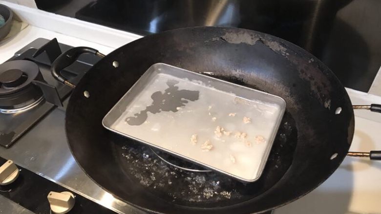 瘦肉肠粉,大火煮滚水,然后把底盘放进去预热一下,拿出来,刷一点油,把粉浆装一勺进去,然后加入瘦肉粒,放进去烧2-3分钟。拿出来