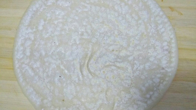 山楂果酱卷饼,把煎熟的面饼拿出放到面板上,底面朝上