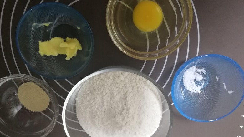 玉米培根披萨,<a style='color:red;display:inline-block;' href='/shicai/ 9'>鸡蛋</a>打散后加入<a style='color:red;display:inline-block;' href='/shicai/ 887'>黄油</a>，<a style='color:red;display:inline-block;' href='/shicai/ 156925'>水</a>和盐搅拌，把<a style='color:red;display:inline-block;' href='/shicai/ 731'>酵母</a>和面粉混合均匀后放入蛋液中和成面团，然后密封发酵2小时。