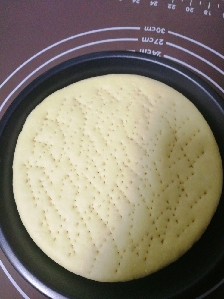 玉米培根披萨,用餐叉多扎一些气孔（要扎透）