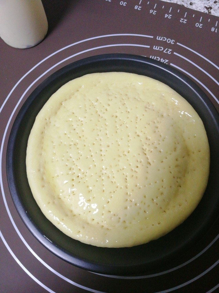 玉米培根披萨,涂一层<a style='color:red;display:inline-block;' href='/shicai/ 846'>色拉油</a>，然后挤一层沙拉酱，之后放芝士，然后放<a style='color:red;display:inline-block;' href='/shicai/ 4802'>玉米粒</a>和培根，最后在铺一层芝士。