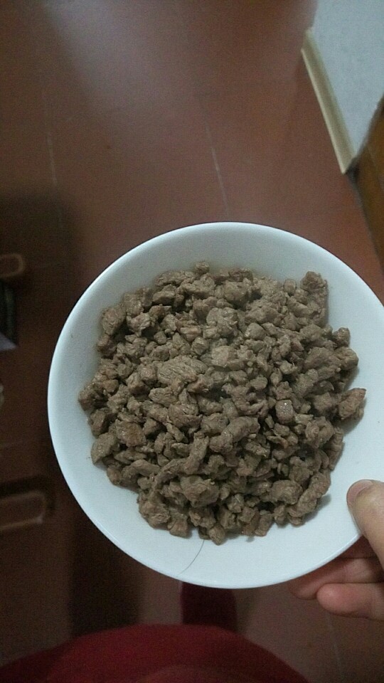 香菇牛肉酱,先把牛肉粒炒干，没有血水为止，盛出待用，锅洗干净。