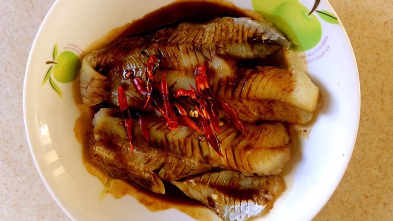 #黑酱油#秘制蒸鳕鱼,<a style='color:red;display:inline-block;' href='/shicai/ 86663'>红辣椒</a>切丝,把烧热的油浇在辣椒上面。那种扑面而来的香气闻着就是享受。这一步类似水煮鱼最后的步骤。
