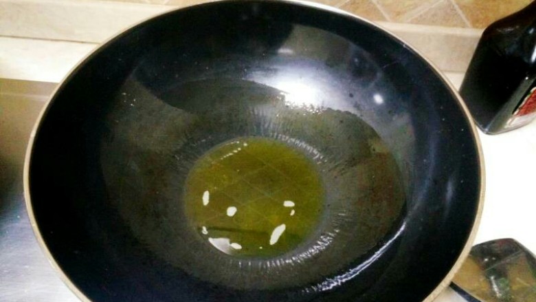 香菇青菜,放入油,油是家里自己炸的菜籽油!