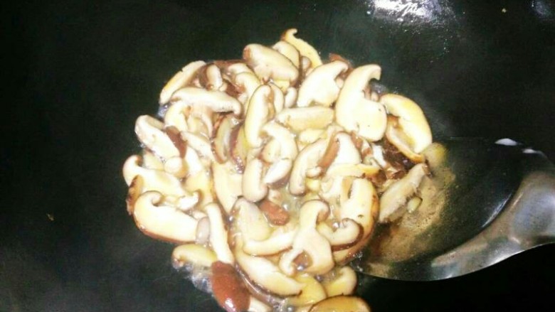 香菇青菜,放入香菇,翻炒。