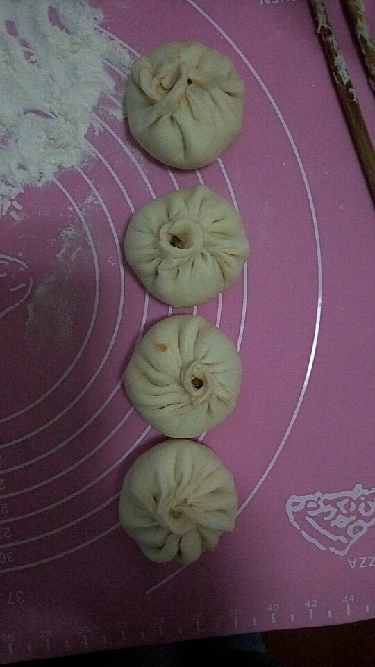 香菇猪肉包,包馅料,包好包子后,再醒20分钟。