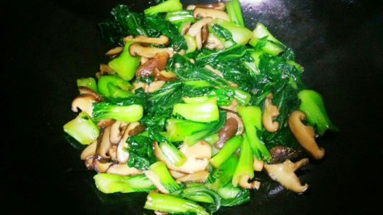 香菇青菜,开锅,翻炒一遍,蔬菜颜色变深