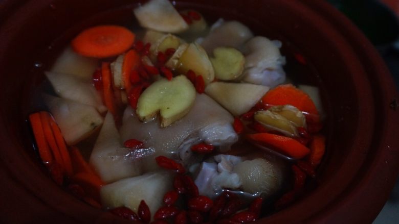 雪莲果红萝卜猪手汤,将雪莲果,胡萝卜,猪蹄,姜,<a style='color:red;display:inline-block;' href='/shicai/ 673'>枸杞</a>,盐放入砂锅中,水要没过所有材料,然后大火1小时,小火1.5小时