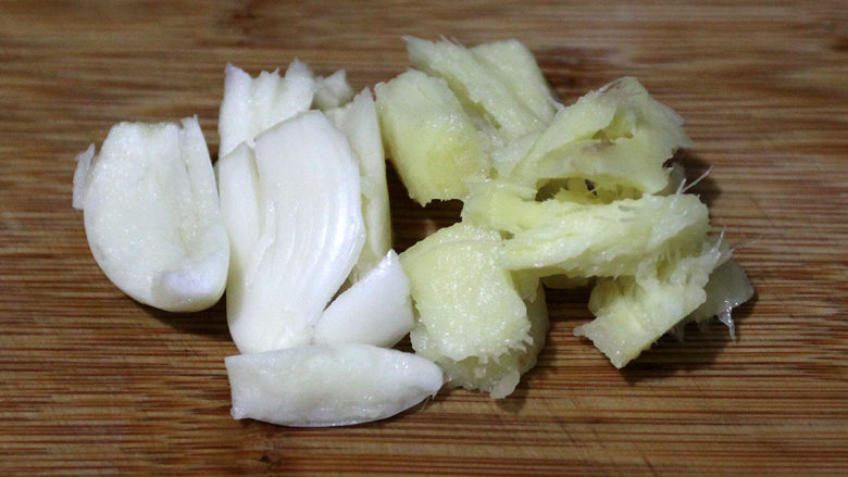 豆酱爆炒鸡中翅,把<a style='color:red;display:inline-block;' href='/shicai/ 2795'>蒜头</a>、<a style='color:red;display:inline-block;' href='/shicai/ 37'>姜</a>用刀拍碎备用