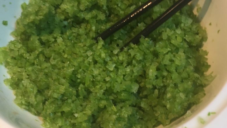 芹菜陷饺子-妈妈的味道,芹菜挤干水备用