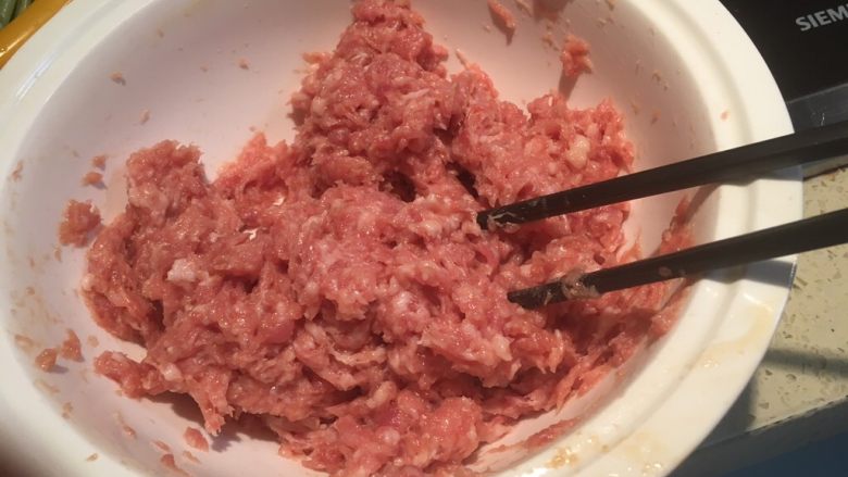 芹菜陷饺子-妈妈的味道,开始搅拌肉糜,一个方向打转直到有粘度,放在那边腌制20分钟