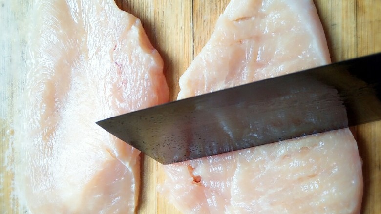 新派大鸡排,用刀背敲打鸡肉,使肉质松软,便于入味