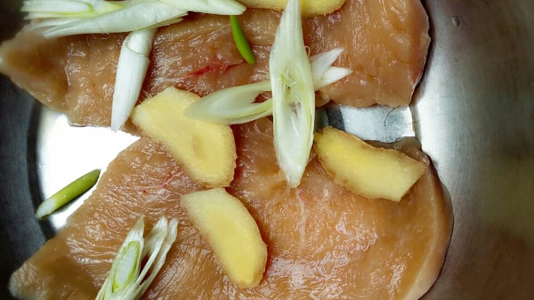 新派大鸡排,切几片葱姜片,放入鸡胸肉中