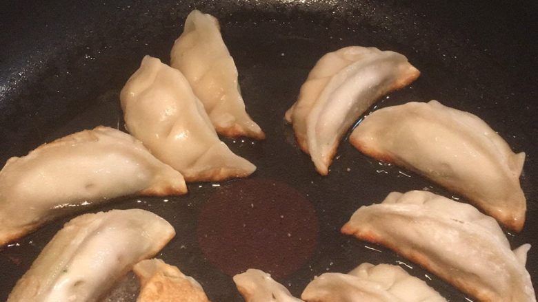 芹菜陷饺子-妈妈的味道,包完就迫不及待地要吃了,晚饭刚吃饱,给孩子们煎了几个尝尝,外脆里嫩,自己被惊到了,下次可以尝试做其他早点啦……