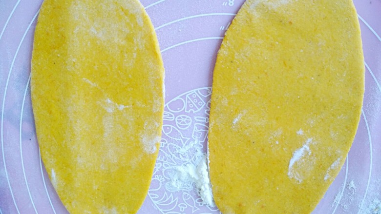 中式点心+南瓜味苹果馒头,擀成长薄片,如图