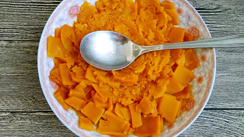 中式面点+南瓜豆沙包,南瓜洗净去皮切薄片,微波炉高火加热5分钟至熟,趁热捣成<a style='color:red;display:inline-block;' href='/shicai/ 7594'>南瓜泥</a>