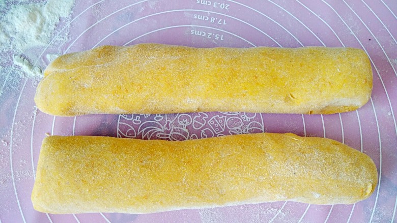 中式面点+南瓜豆沙包,再次揉匀排气,搓条