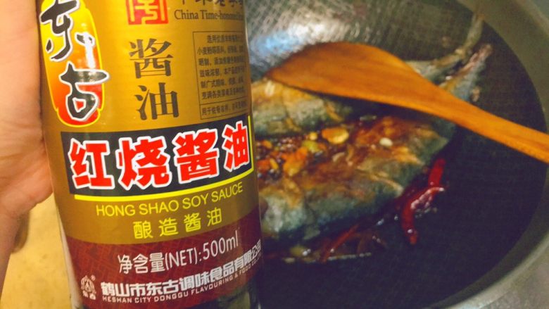 黑酱油+红烧胖秋刀,<a style='color:red;display:inline-block;' href='/shicai/ 31426'>红烧酱油</a>,也就是今天的主角,哈哈哈!来个4-6g上色,我都是凭手感.