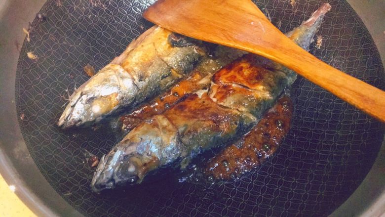 黑酱油+红烧胖秋刀,冰糖开始呈现红色,并有泡沫时候,下鱼上色,这个过程要够快,否则冰糖糊了,就完全不能用了。一定要很迅速。一边做一边拍照,真的是够忙的。
